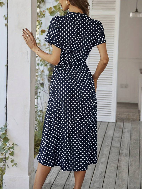 A-linien-kleid mit polka-dot-print und v-ausschnitt