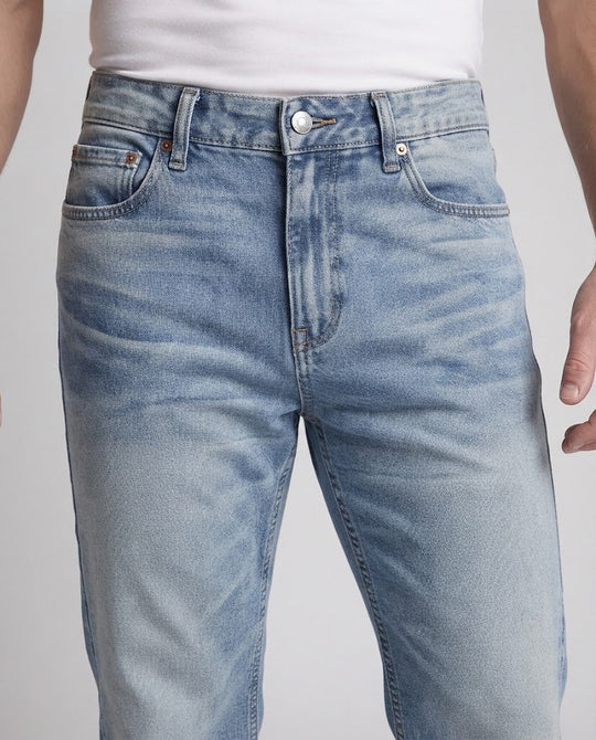 Herren Weit geschnittene Stonewashed-Denim-Jeans mit bodenlangem Saum und markanten Falten Shop Nory