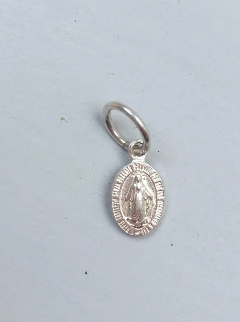 Anhänger mit Madonna Gravur Schrift, Amulett Jungfrau Maria aus Silber oder Vergoldet | Shop Nory