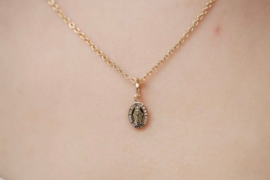 Anhänger mit Madonna Gravur Schrift, Amulett Jungfrau Maria aus Silber oder Vergoldet | Shop Nory