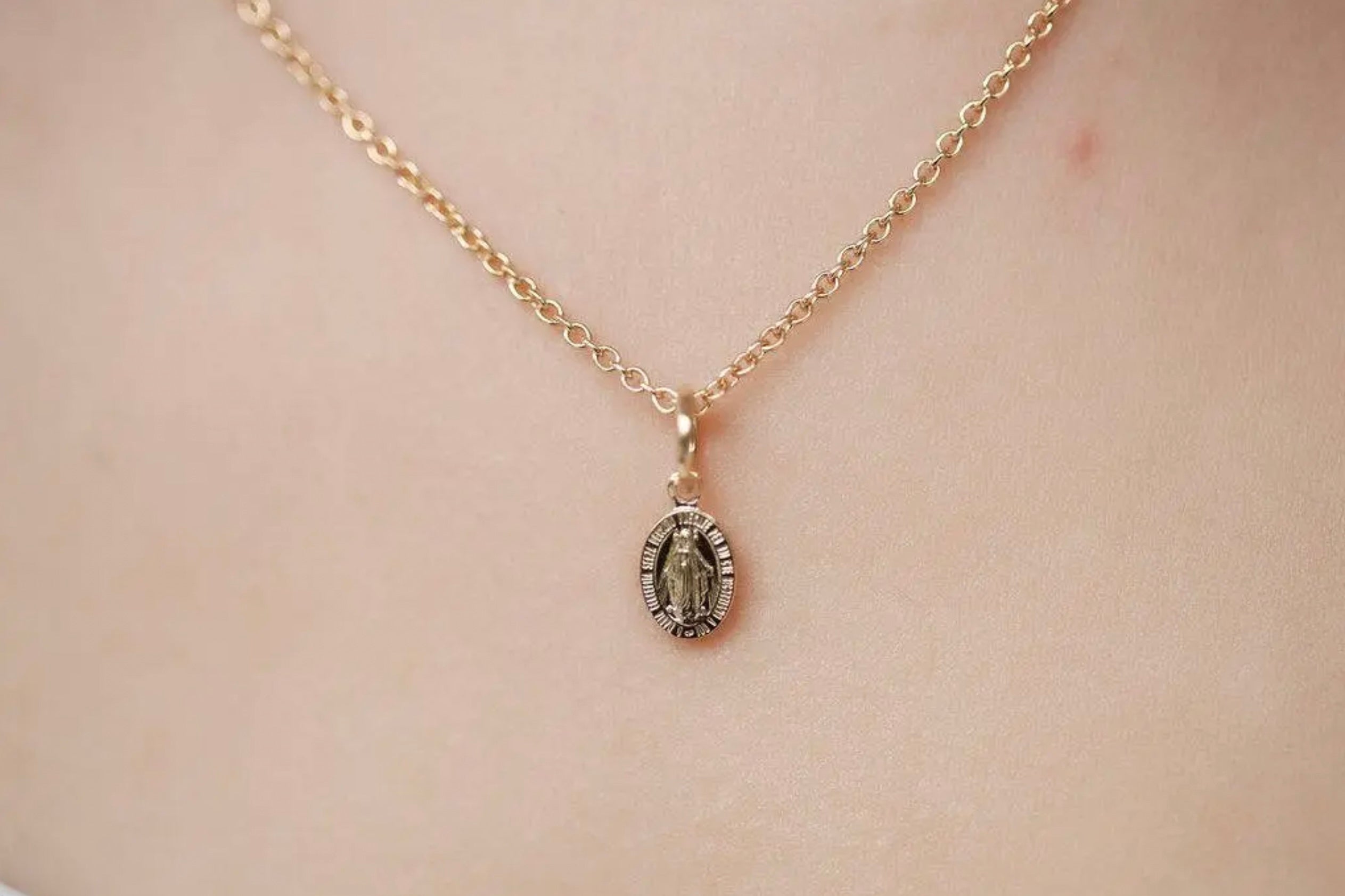 Anhänger mit Madonna Gravur Schrift, Amulett Jungfrau Maria aus Silber oder Vergoldet | Shop Nory