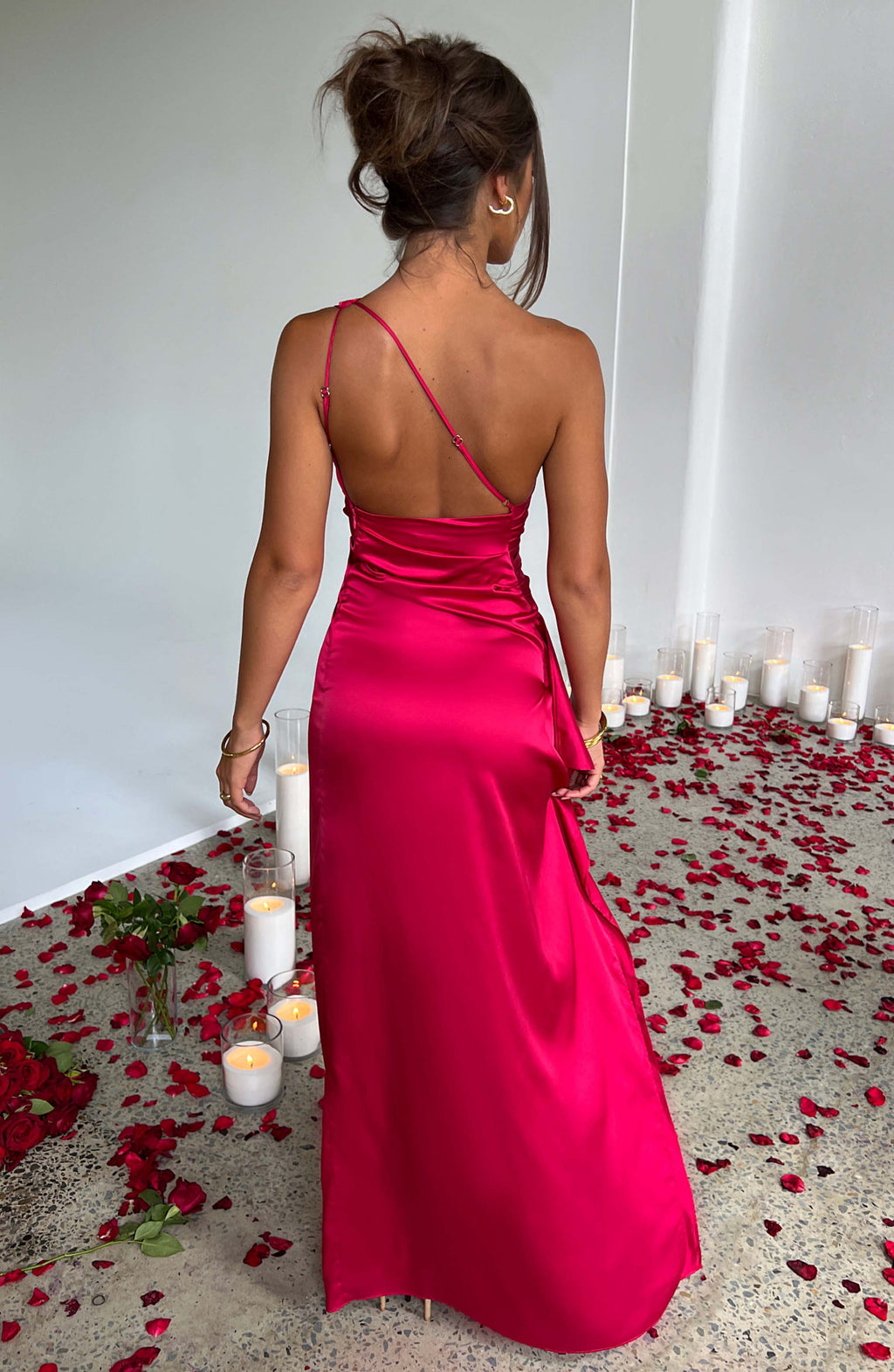 Damen-Maxikleid aus Satin mit einer Schulter und Plissee