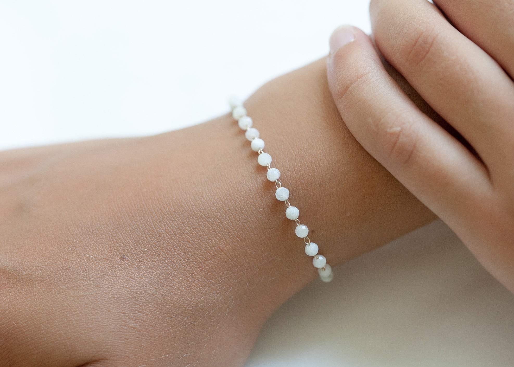 Schlichtes Armband mit Mondstein - 16K vergoldet | Shop Nory