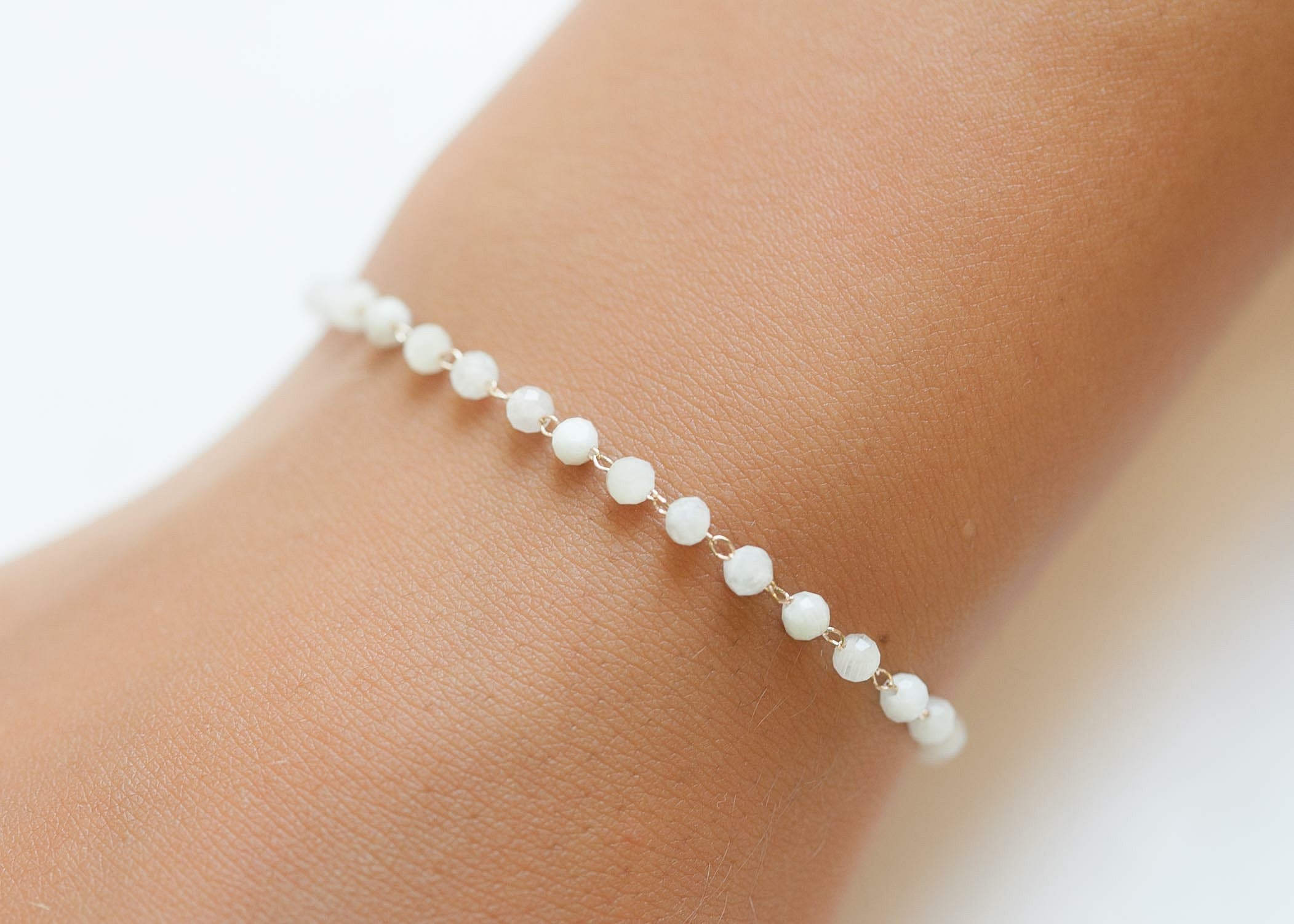Schlichtes Armband mit Mondstein - 16K vergoldet | Shop Nory