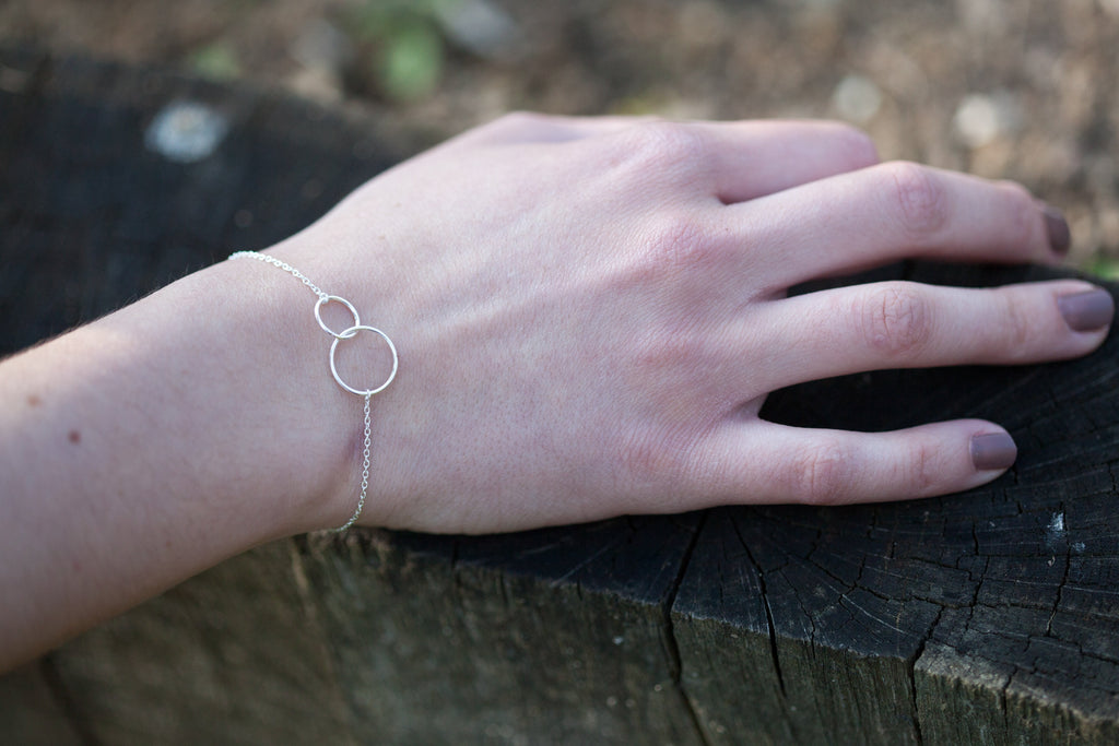 Armband mit verschlungenen Ringen aus 925er Silber – Ein Symbol für Verbundenheit und Stil | Shop Nory