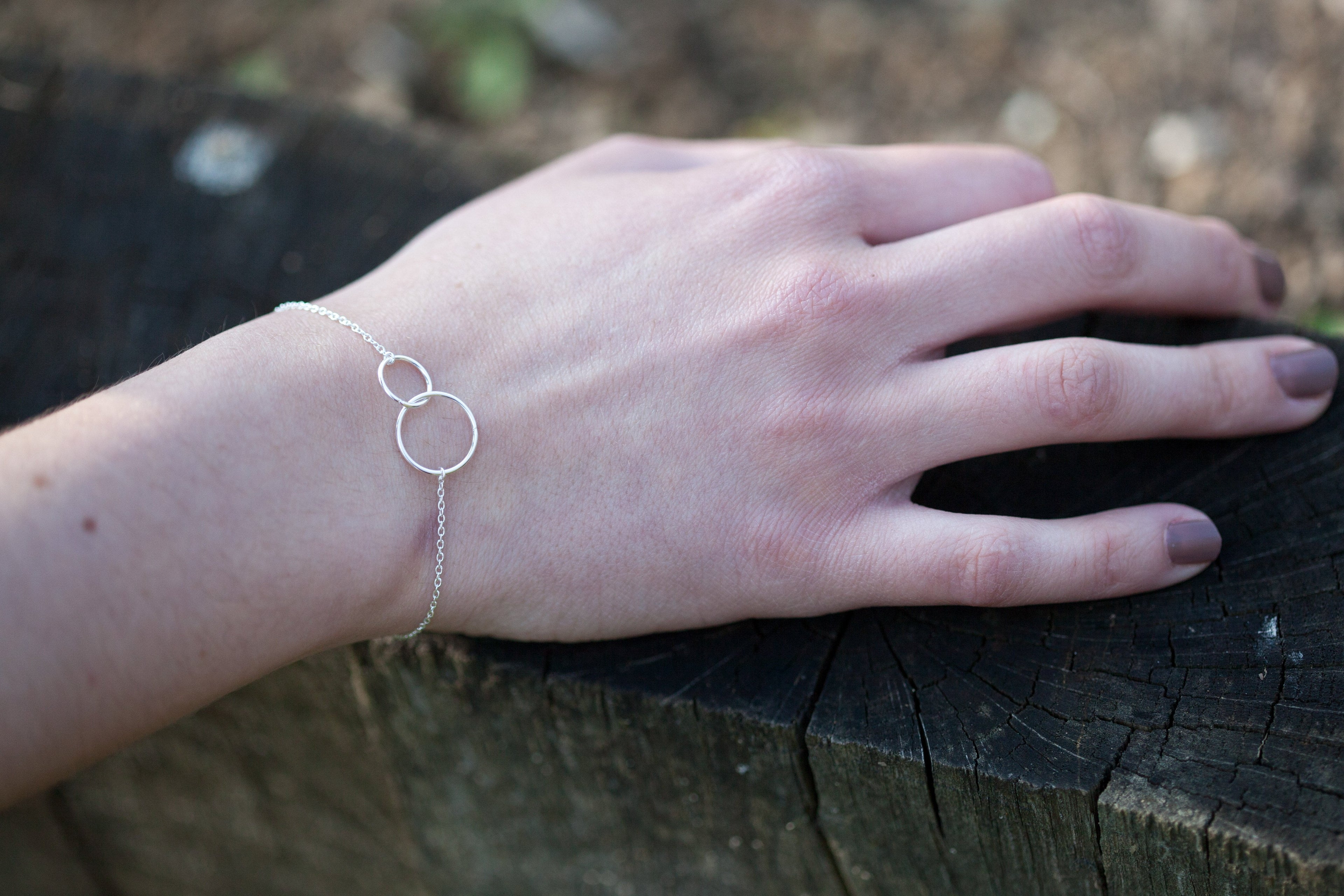 Armband mit verschlungenen Ringen aus 925er Silber – Ein Symbol für Verbundenheit und Stil | Shop Nory