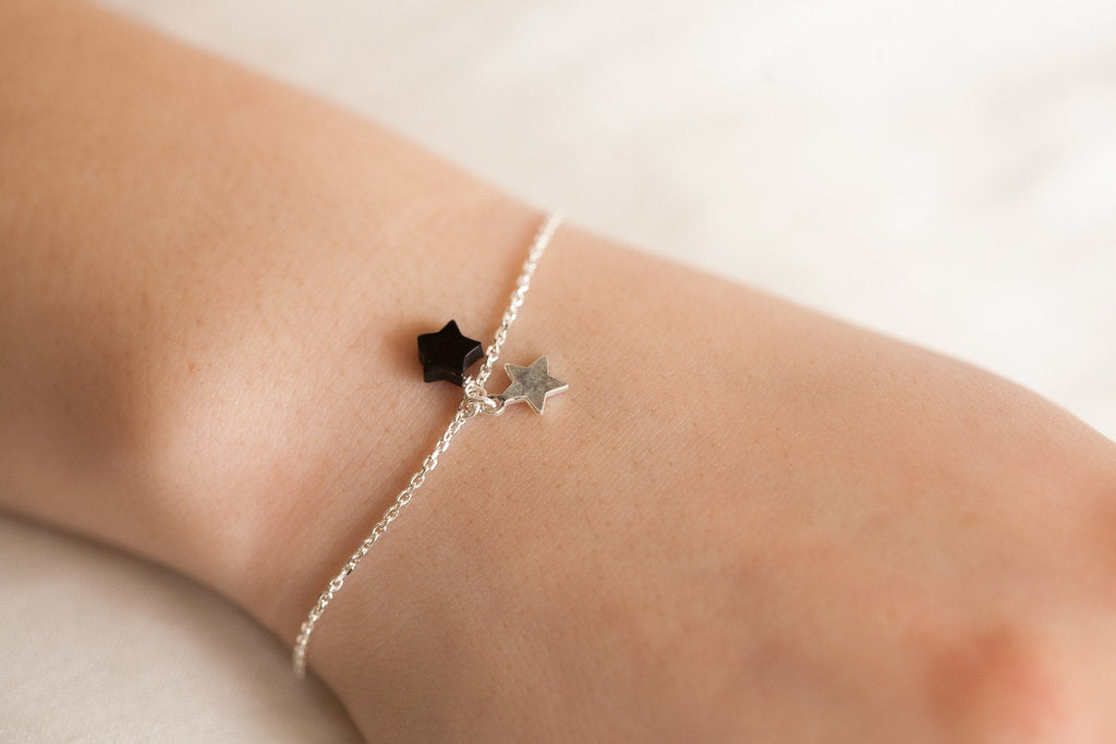 Silbernes Armband mit zwei kleinen Sternen – Himmlische Eleganz für jeden Anlass | Shop Nory