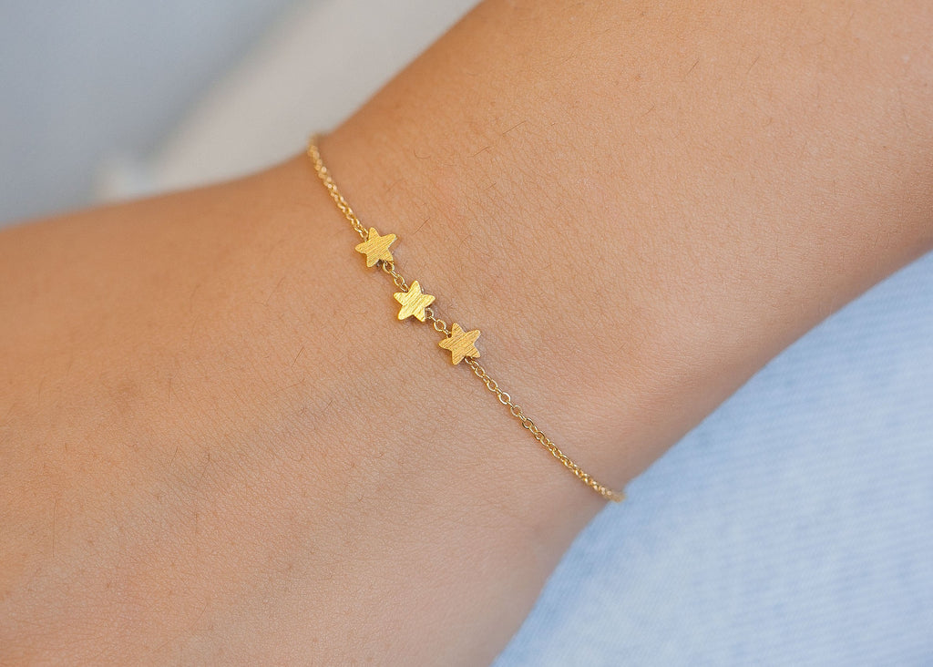 Goldfarbenes Armband mit drei Sternen | Shop Nory