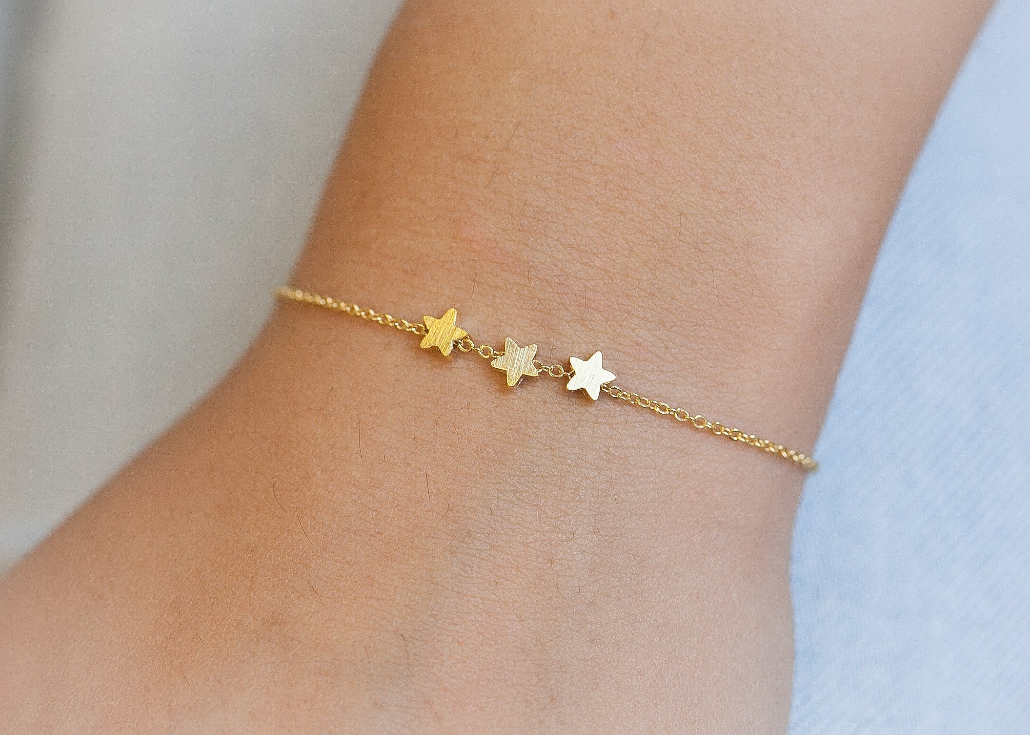 Goldfarbenes Armband mit drei Sternen | Shop Nory