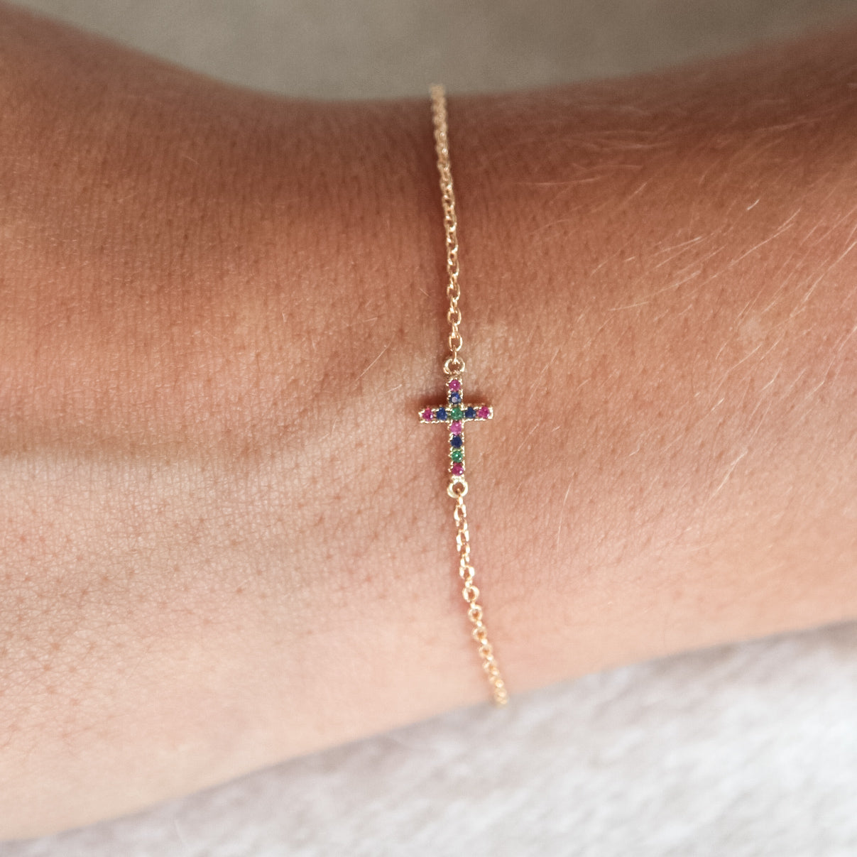 Damenarmband mit Kreuz-Anhänger in Regenbogenfarben – modern & elegant | Shop Nory