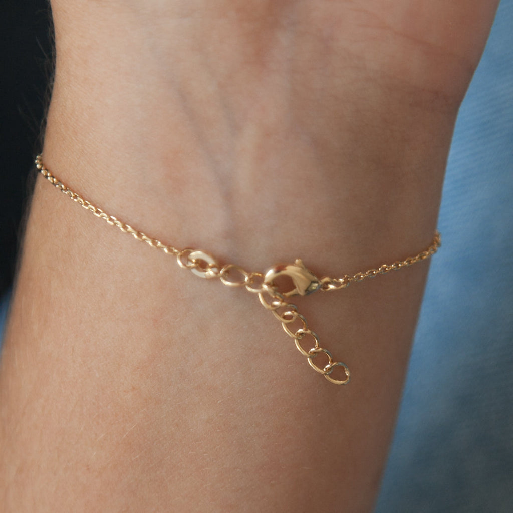 Damenarmband mit Kreuz-Anhänger in Regenbogenfarben – modern & elegant | Shop Nory