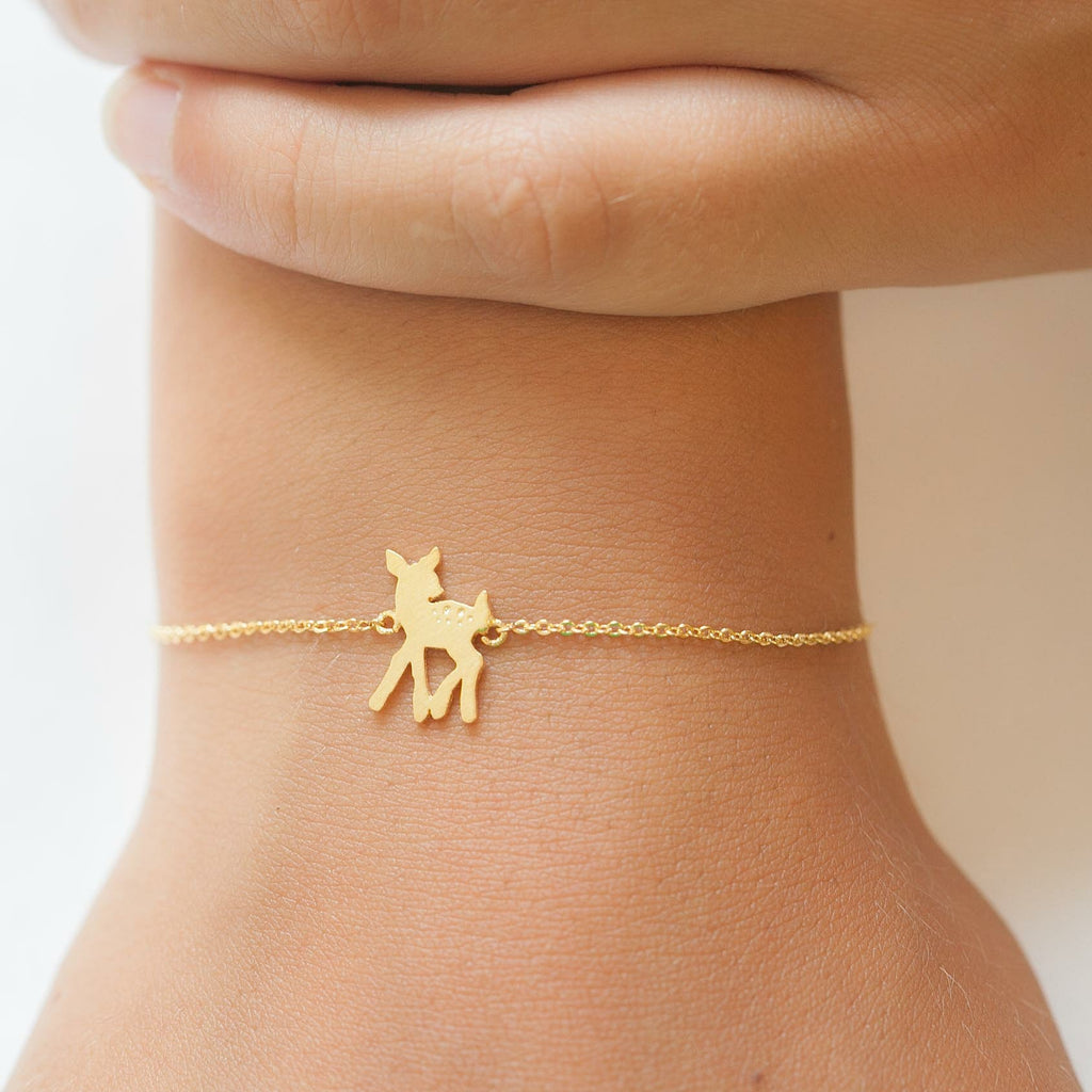Goldfarbenes Armband mit Rehkitz – Zarte Eleganz und natürlicher Charme | Shop Nory