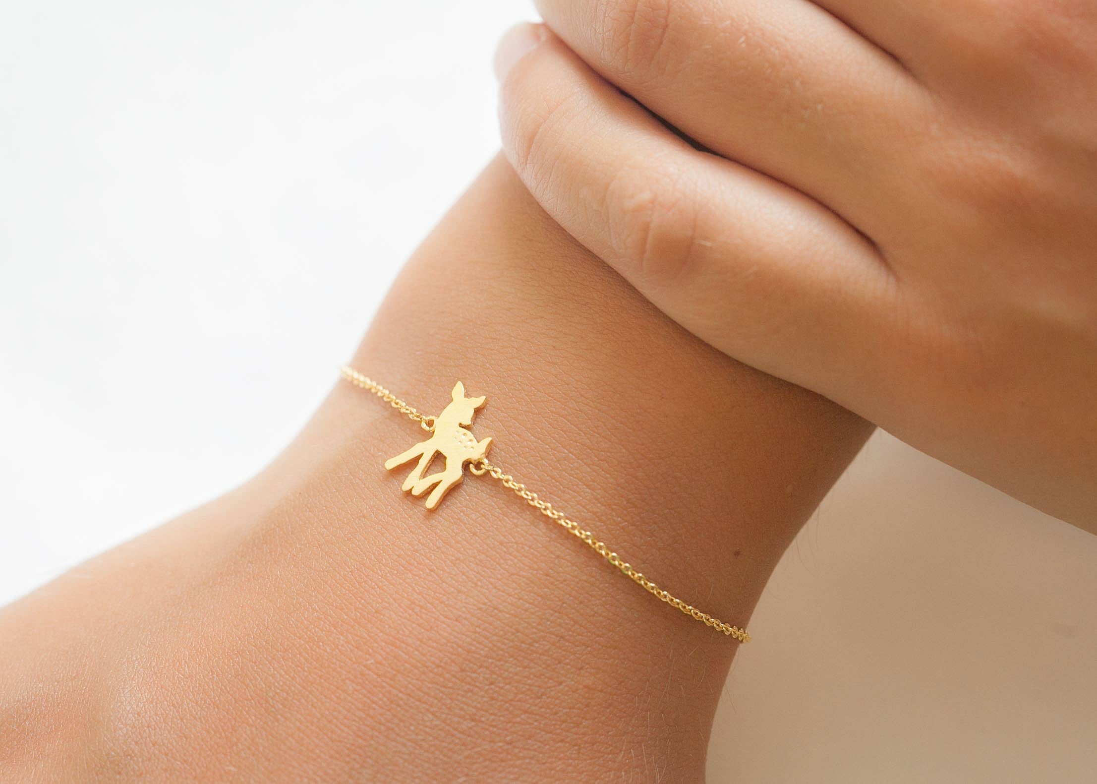 Goldfarbenes Armband mit Rehkitz – Zarte Eleganz und natürlicher Charme | Shop Nory