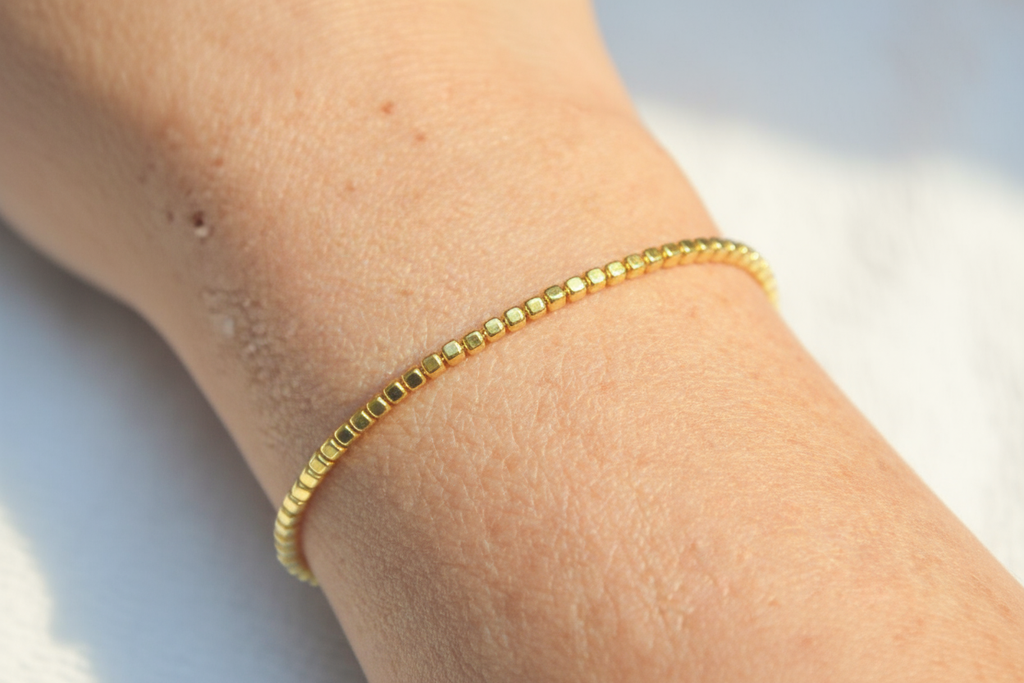 Armband vergoldet – zarte quadratische Perlen, verstellbar (16–19 cm) | Shop Nory