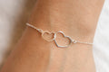 Armband aus 925er Silber mit zwei ineinander verschlungenen Herzen | Shop Nory