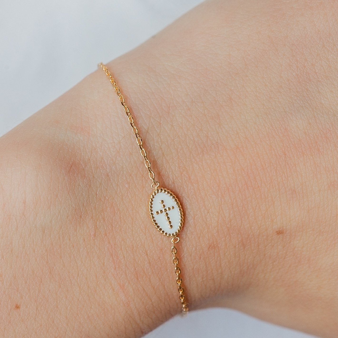 Armband mit weißem Kreuz - 16 Karat Vergoldung | Shop Nory
