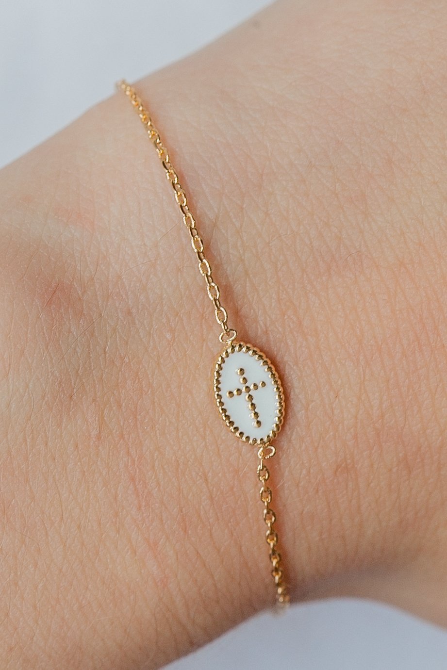 Armband mit weißem Kreuz - 16 Karat Vergoldung | Shop Nory