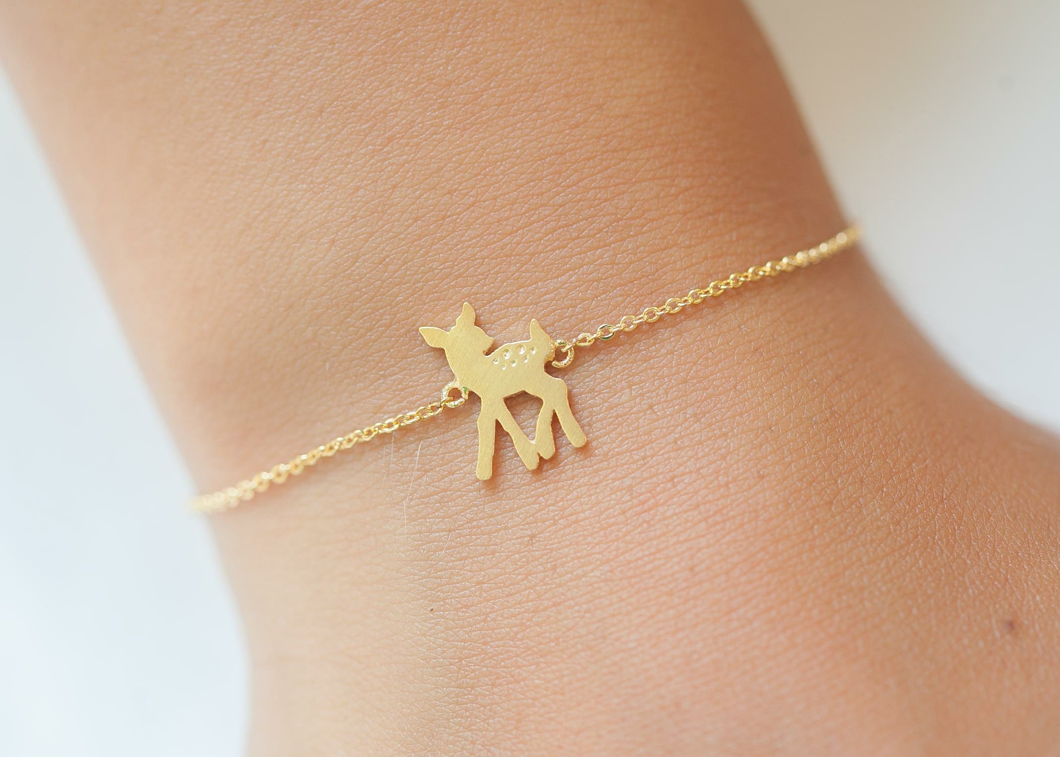 Goldfarbenes Armband mit Rehkitz – Zarte Eleganz und natürlicher Charme | Shop Nory