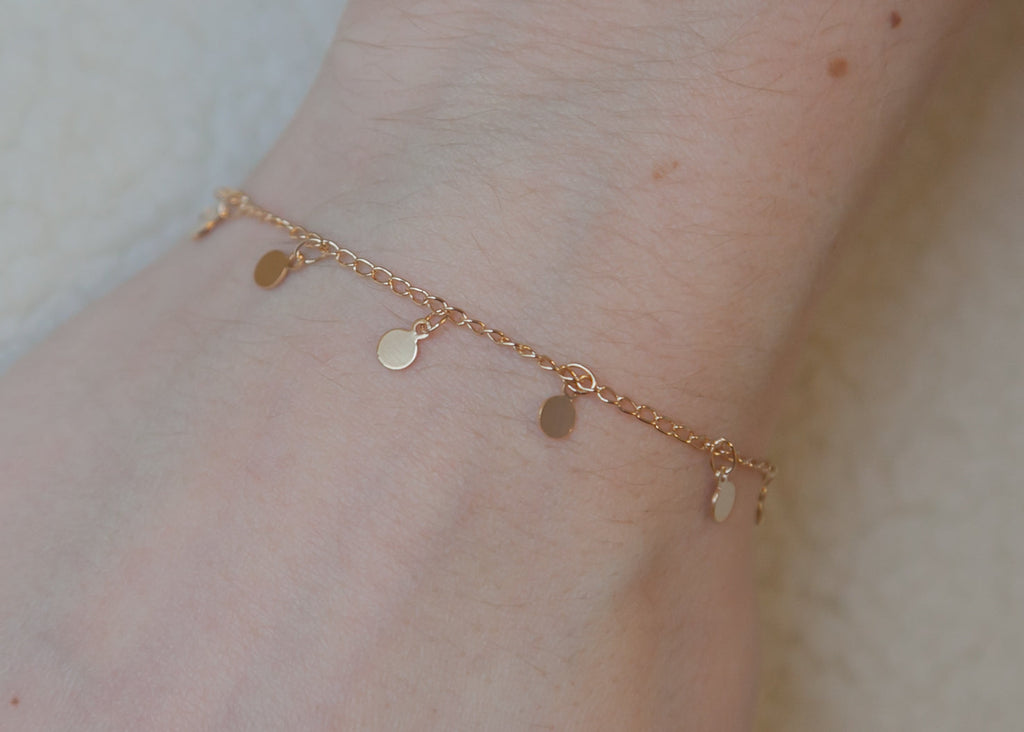 Vergoldetes Armband mit Plättchen – Zarte Eleganz für jeden Anlass | Shop Nory
