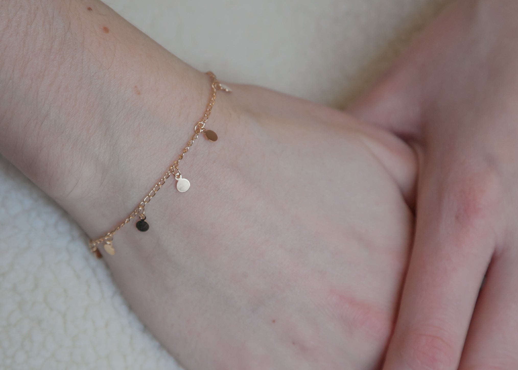 Vergoldetes Armband mit Plättchen – Zarte Eleganz für jeden Anlass | Shop Nory