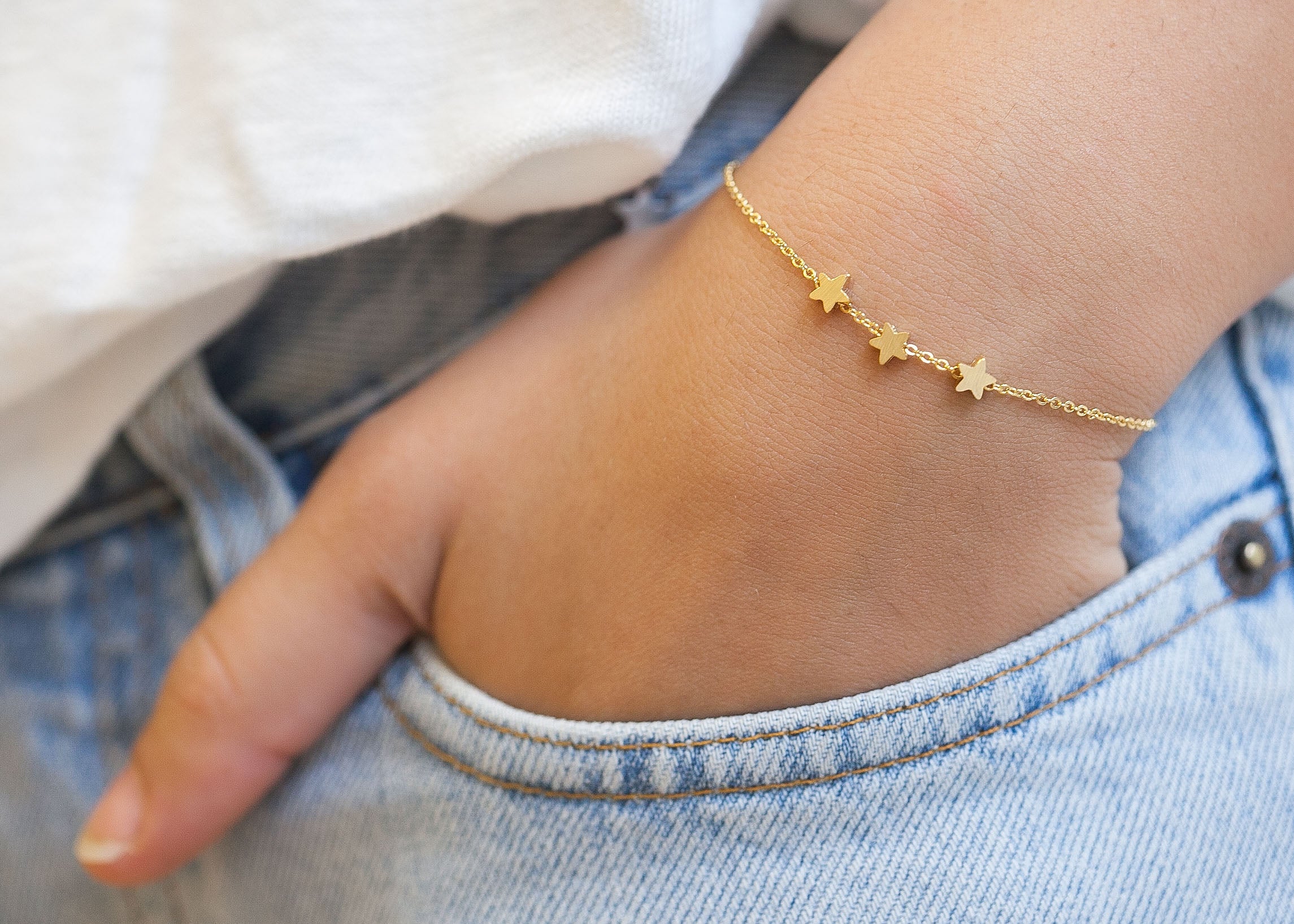 Goldfarbenes Armband mit drei Sternen | Shop Nory
