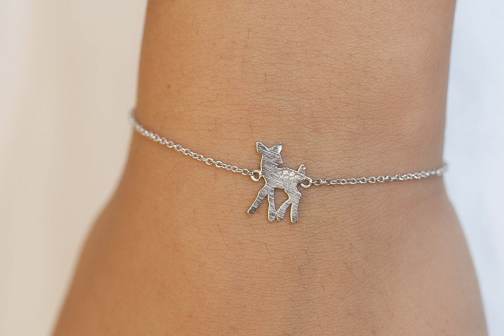 Versilbertes Armband mit Rehkitz – Zarte Eleganz und natürlicher Charme | Shop Nory