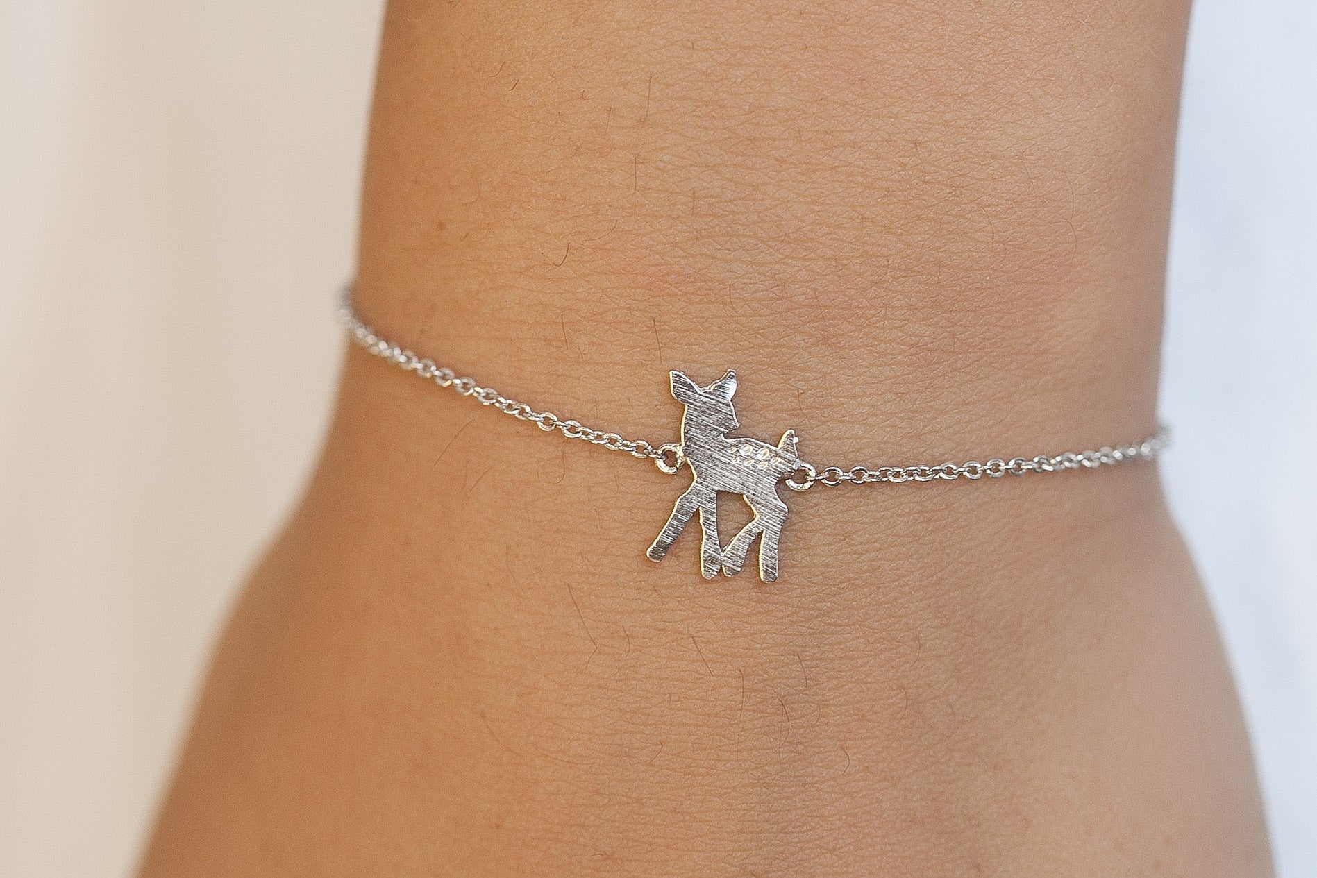 Versilbertes Armband mit Rehkitz – Zarte Eleganz und natürlicher Charme | Shop Nory