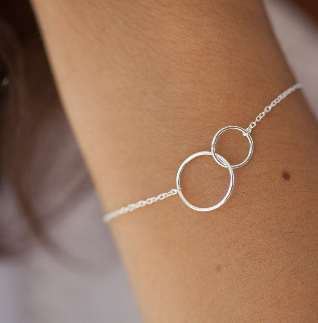 Armband mit verschlungenen Ringen aus 925er Silber – Ein Symbol für Verbundenheit und Stil | Shop Nory
