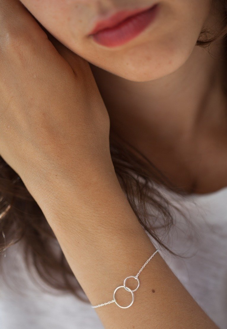 Armband mit verschlungenen Ringen aus 925er Silber – Ein Symbol für Verbundenheit und Stil | Shop Nory