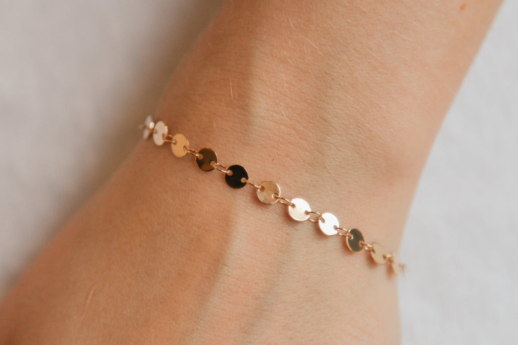 Zartes Armband – vergoldet, mit glänzenden Plättchen | Shop Nory