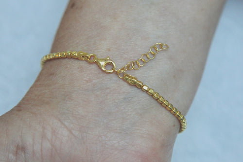 Armband vergoldet – zarte quadratische Perlen, verstellbar (16–19 cm) | Shop Nory