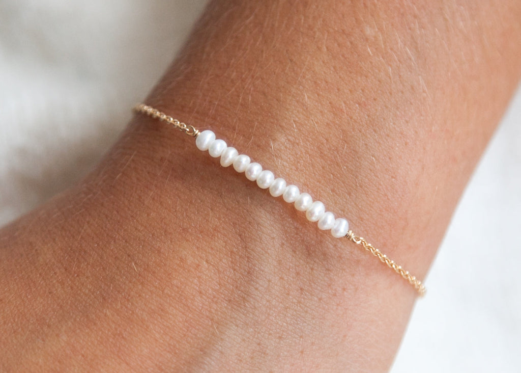 Armband mit 12 weißen Perlen - 16K vergoldet | Shop Nory