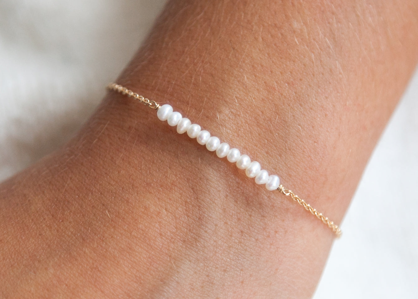 Armband mit 12 weißen Perlen - 16K vergoldet | Shop Nory