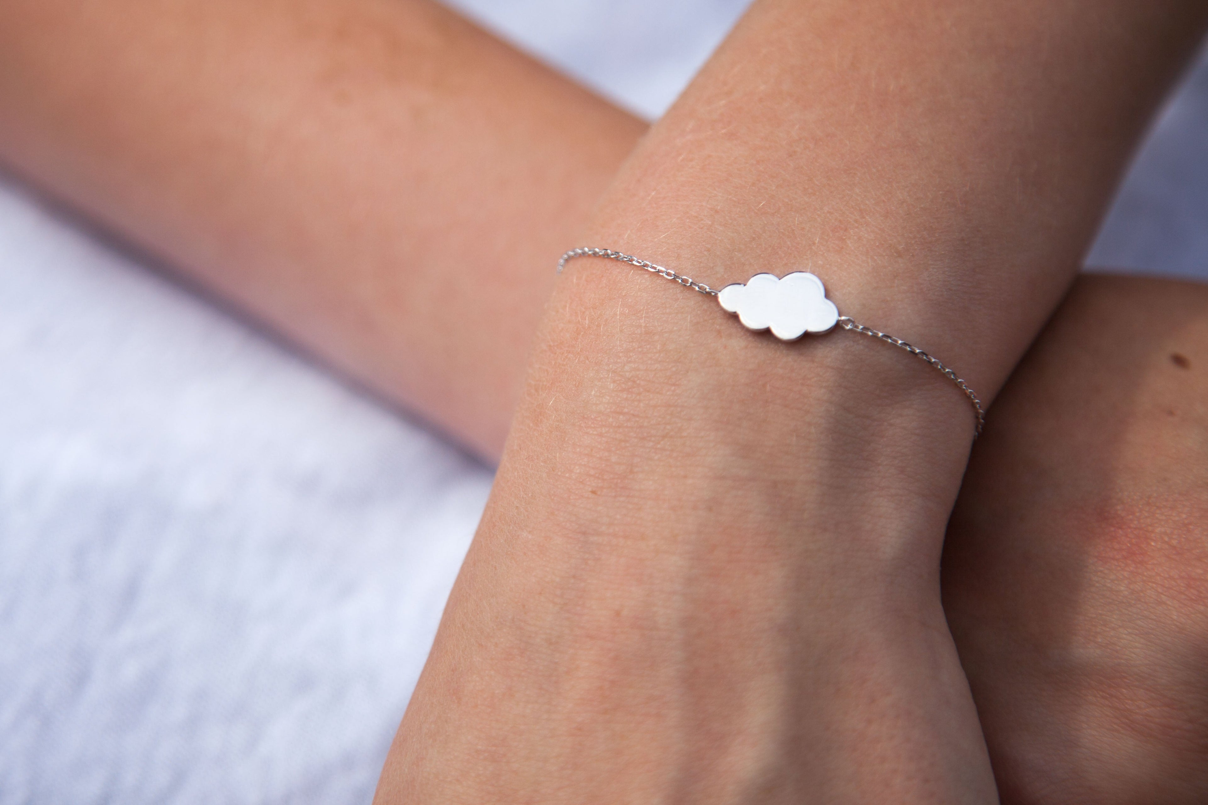Silbernes Armband mit Wolke – Zarte Eleganz und himmlische Leichtigkeit | Shop Nory