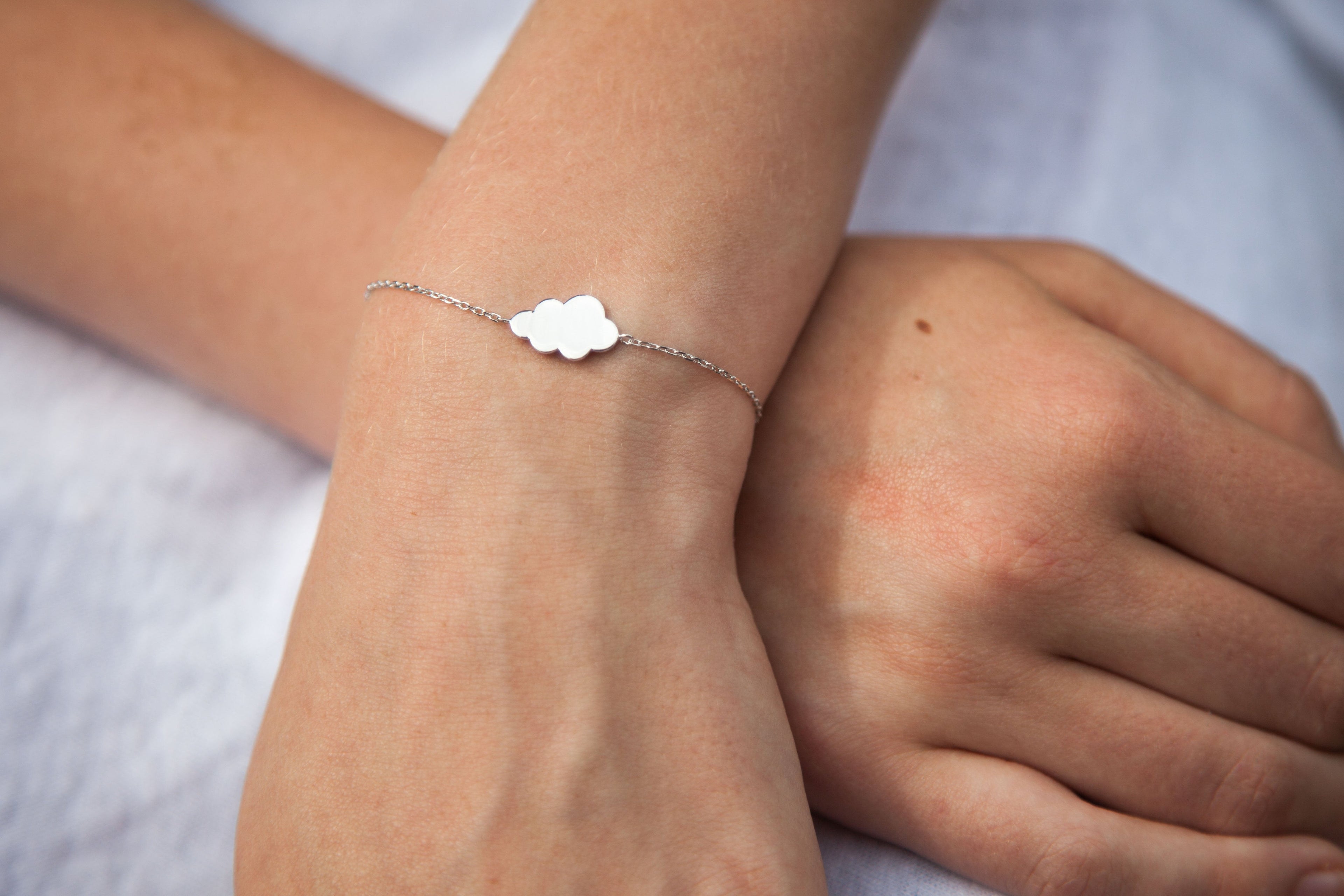 Silbernes Armband mit Wolke – Zarte Eleganz und himmlische Leichtigkeit | Shop Nory