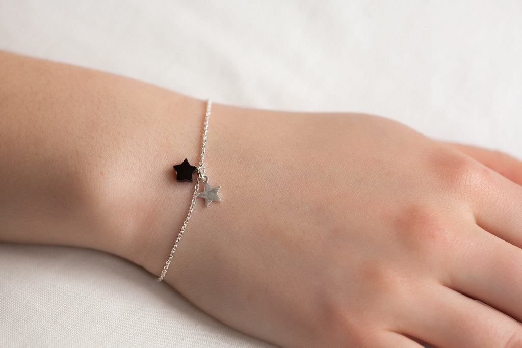 Silbernes Armband mit zwei kleinen Sternen – Himmlische Eleganz für jeden Anlass | Shop Nory