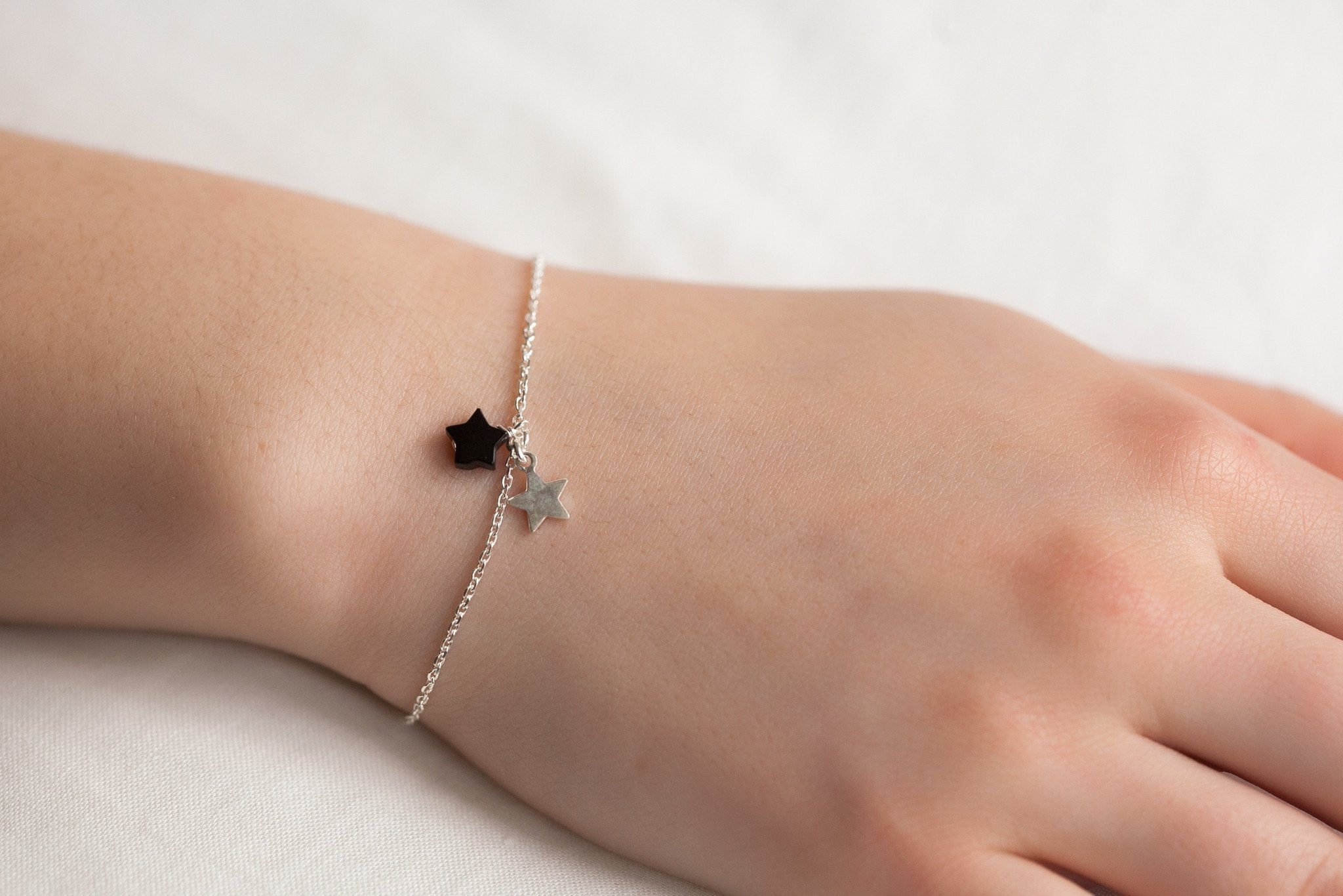 Silbernes Armband mit zwei kleinen Sternen – Himmlische Eleganz für jeden Anlass | Shop Nory