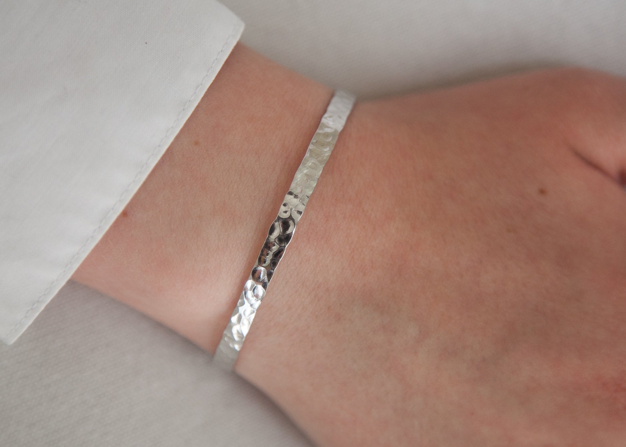Hammerted Bangle aus Silber für Damen | Shop Nory