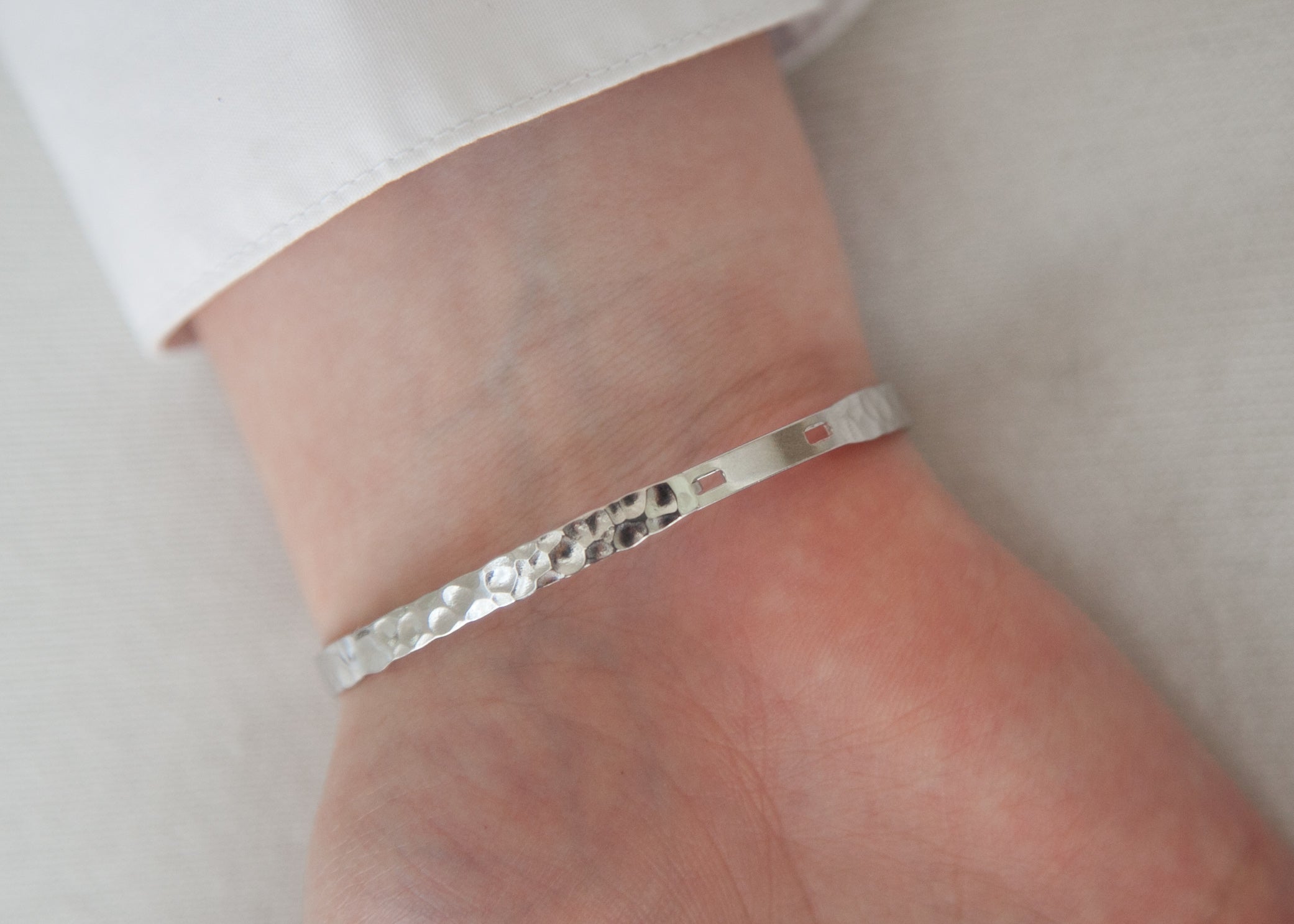 Hammerted Bangle aus Silber für Damen | Shop Nory