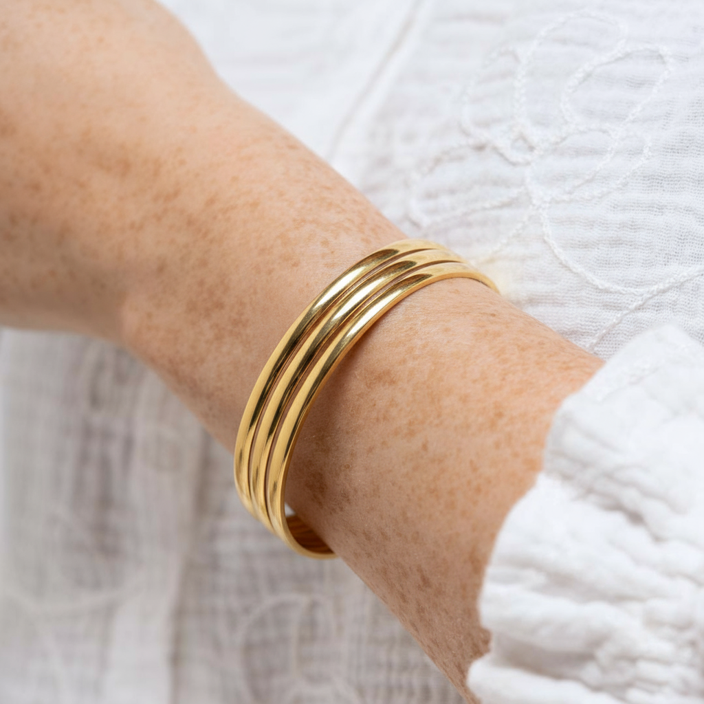 Gold-colored bracelet made of stainless steel – Three-row, adjustable women's bracelet | Shop Nory