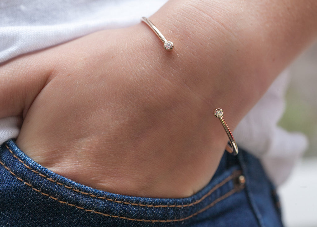 Armreif mit Zirkoniasteinen 16 Karat vergoldet | Shop Nory