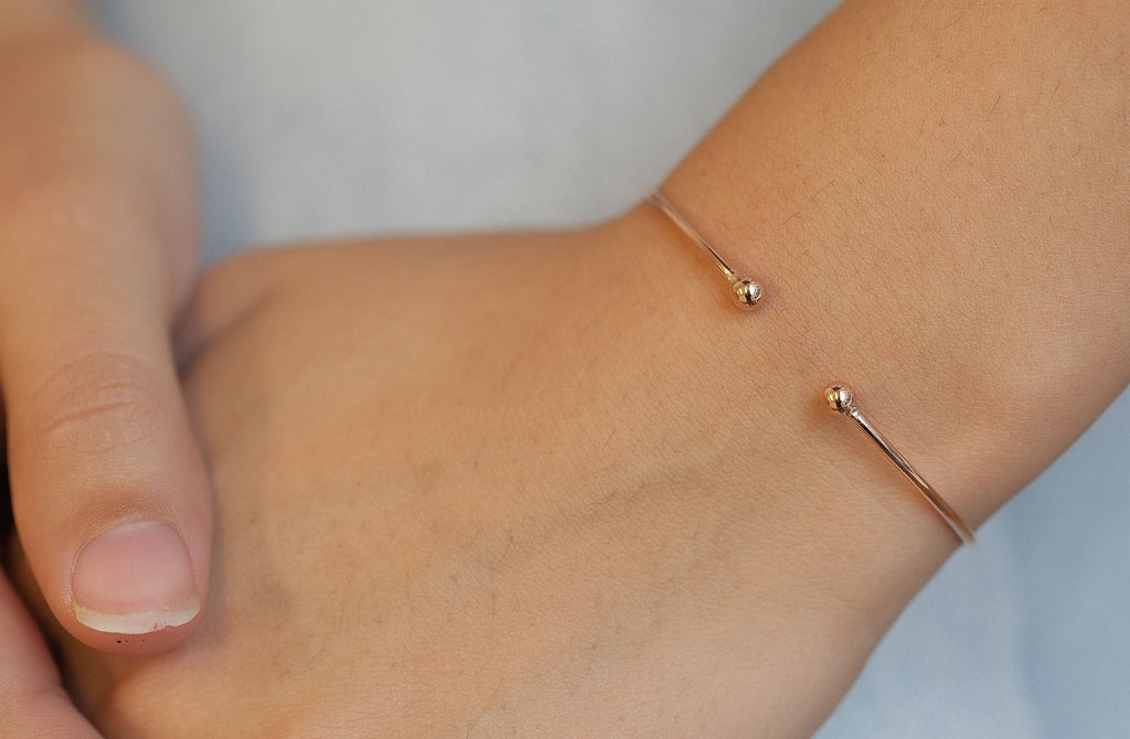 Offene Armreif mit doppelter Kugel roségold für Damen | Shop Nory