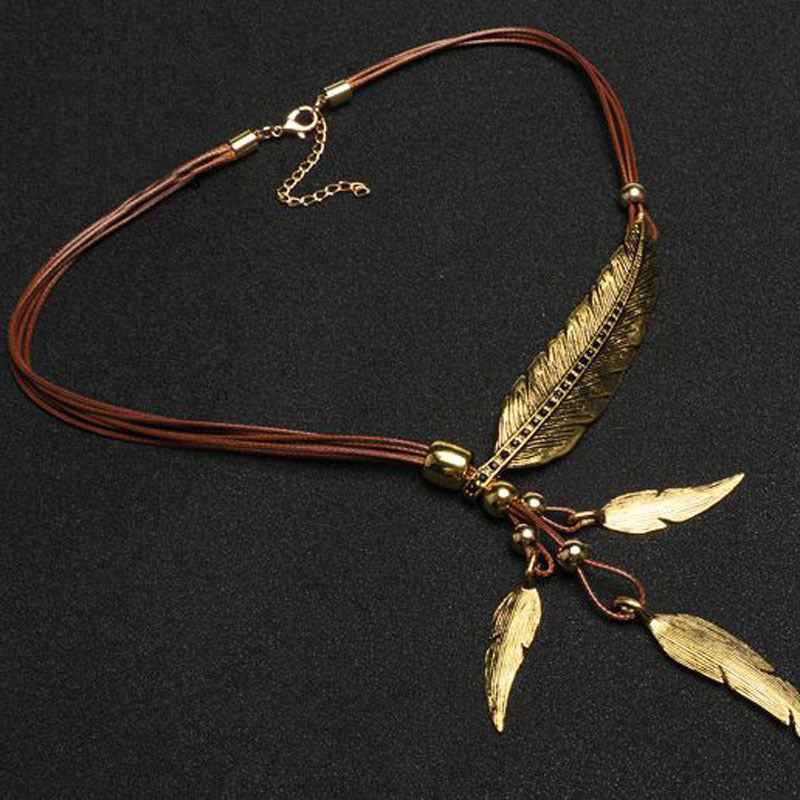 Goldene Feder Halskette Im Boho Stil