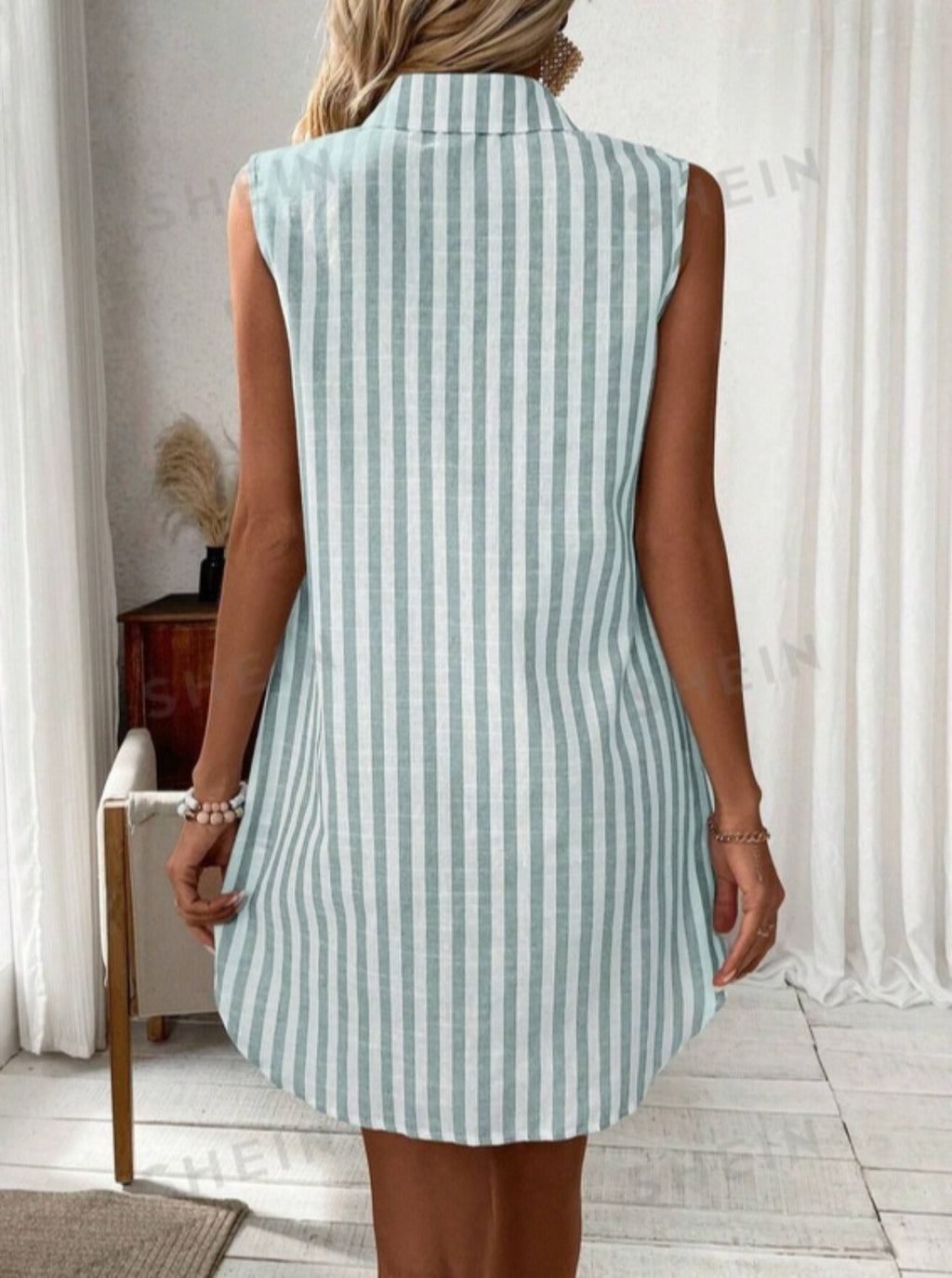 Ärmelloses Hemdkleid mit V-Ausschnitt und Knöpfen
