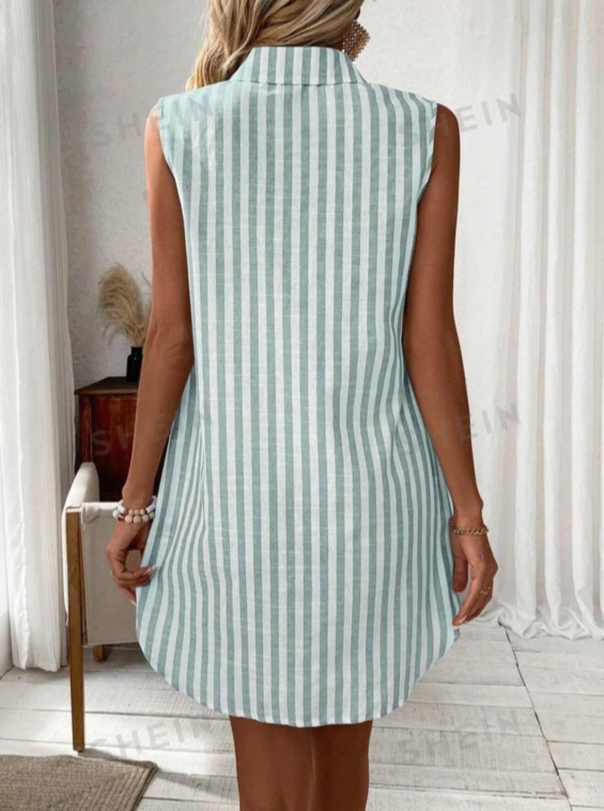 Ärmelloses Hemdkleid mit V-Ausschnitt und Knöpfen
