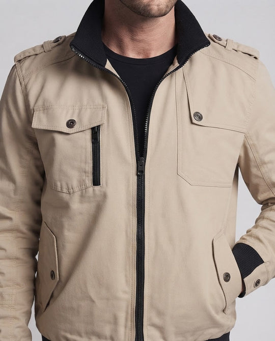 Herren Kurzblouson im Utility‑Field‑Design mit Stehkragen, Schulterepauletten und verdeckten Reißverschlusstaschen Shop Nory