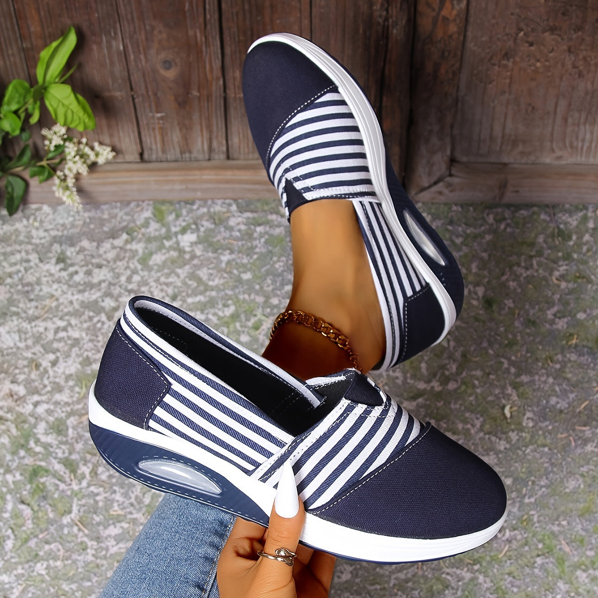Gestreifte orthopädische Schuhe