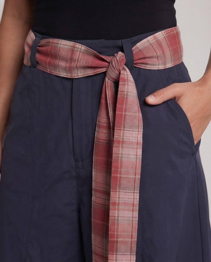 Damen locker sitzende modische Hose mit Gürtel Shop Nory