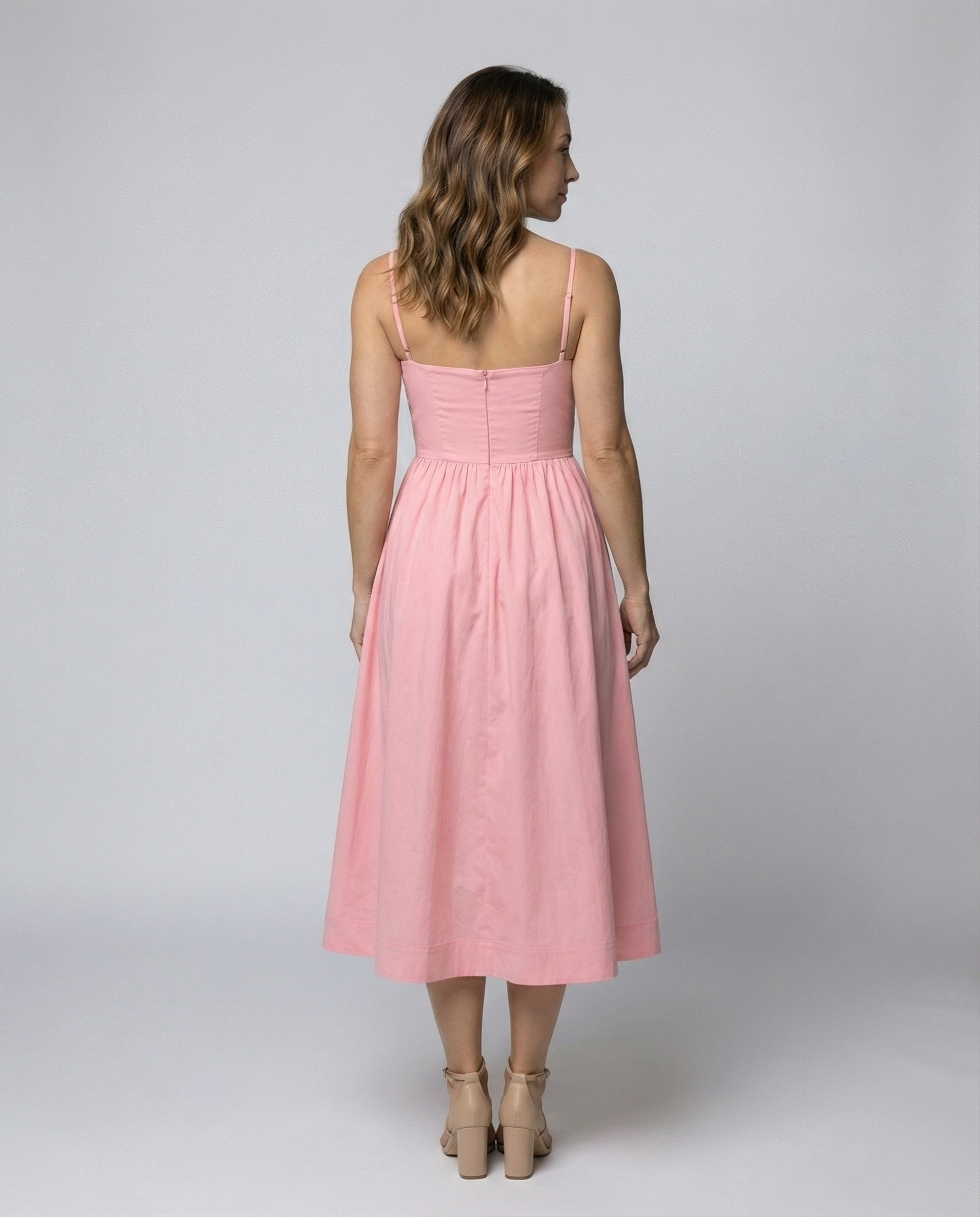 Einfarbiges Kleid mit U-Ausschnitt und Strapsen
