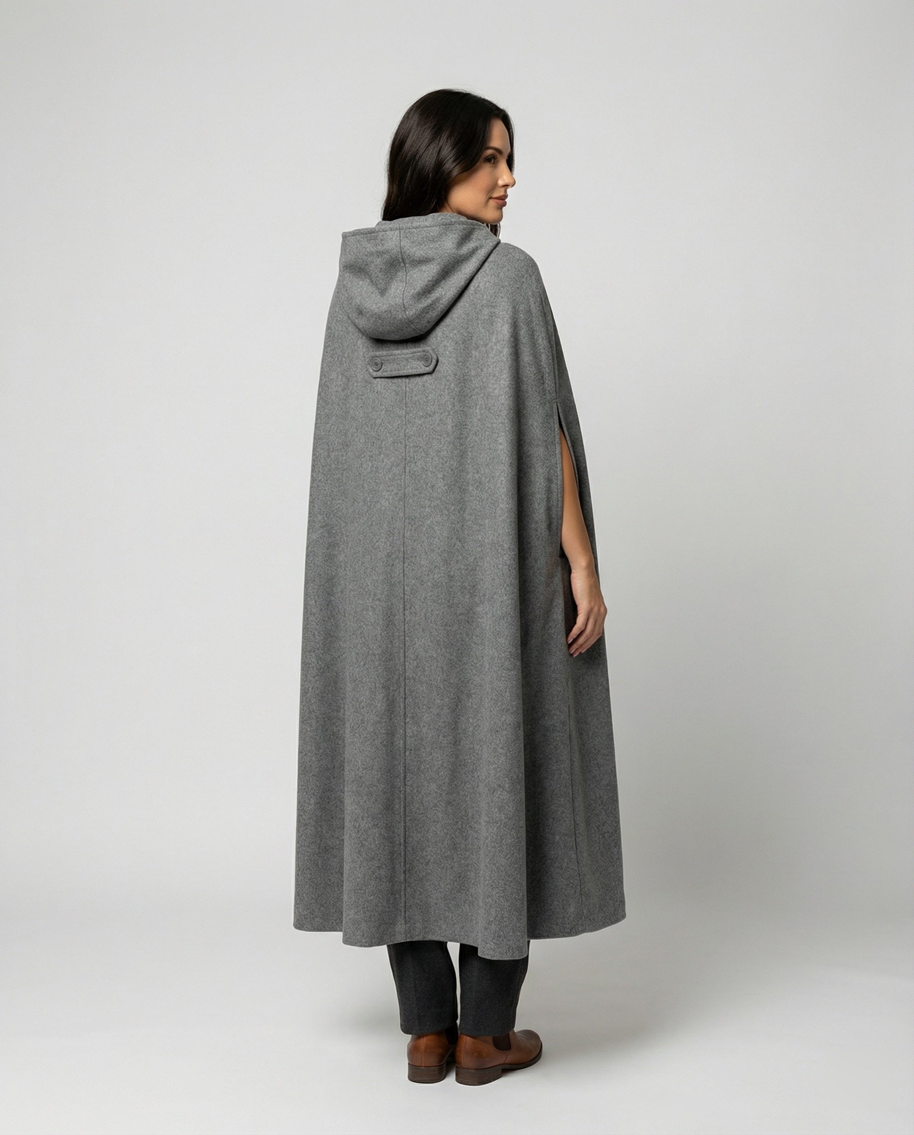 Damen modern geschnittener Umhang mit Kapuze